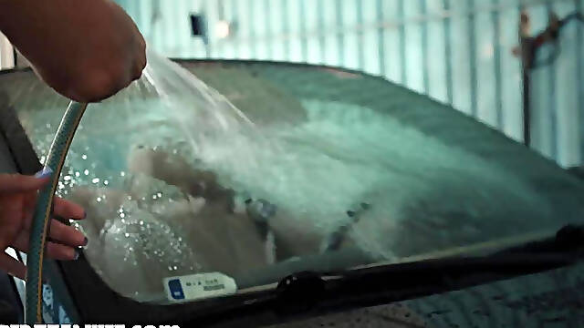 Com - Milf Natalie Grace Cleans More than Just Your Car