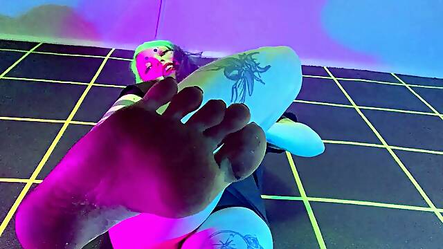 Amateur Foot Fetish Girlfriend Sucks and gives a Footjob