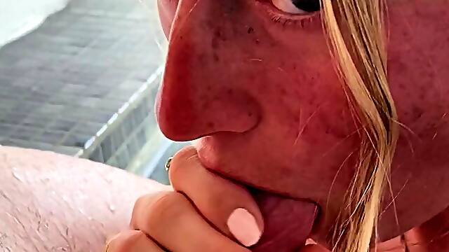 Hot busty Blonde enjoyed an outdoor handjob