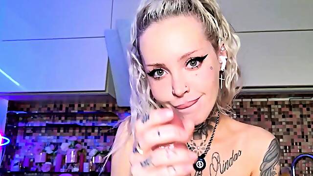 Awesome Big Boobs Blonde Masturbates In The Shower