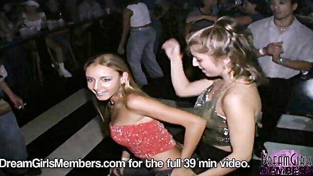 Easy-on-the-eyes miss at bar smut