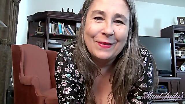 Attractive tootsies mature step mom dirt
