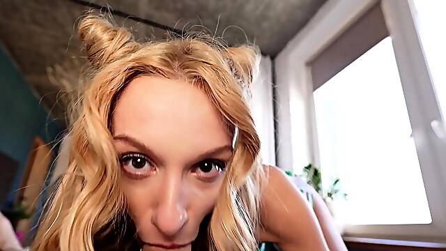 Cheerleader Carla Cute Gets Plowed On The Bed