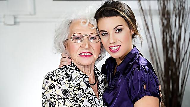 Granny Peluda Follando, Abuela Peluda Follando, Lesbianas Con Muñeca