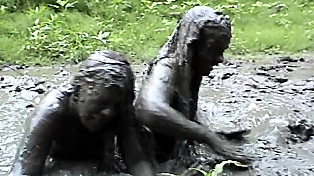 Amateur Big Titted Brunette Get Fucked On The Couch