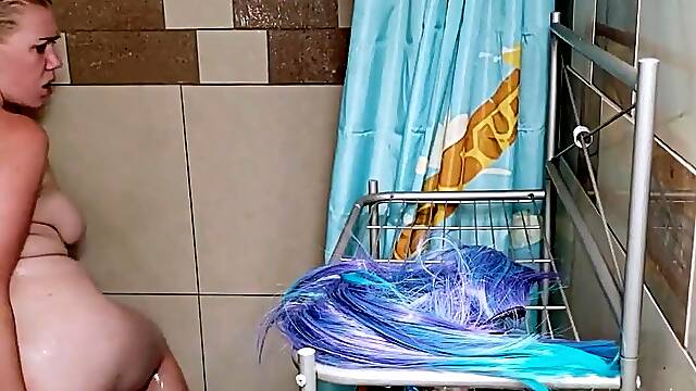 Curvy stepsister drives me crazy in shower