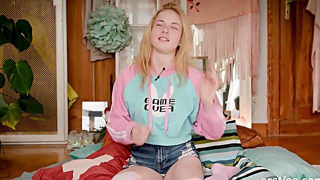 Ersties - Gurke und Küchenutensilien bringen Mia A zum Orgasmus