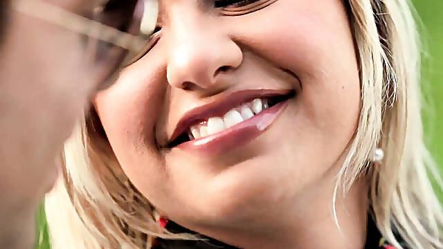 Blonde Gypsy Rose Squirts Intensely