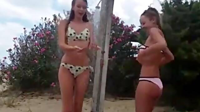 Deux mignonnes copines séclatent pendant leurs vacances