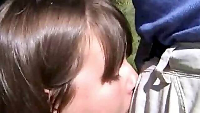 Big-Titted svensk mamma ger offentliga avsugning