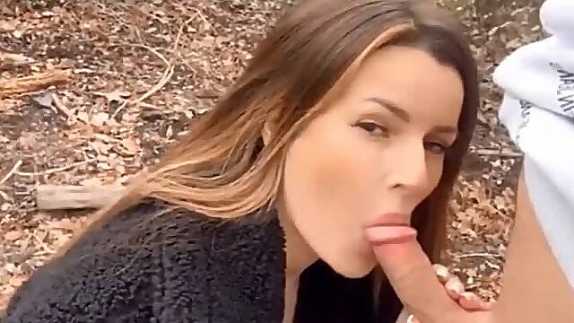 Je lui fait une belle pipe dans la nature