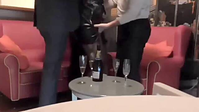 Un vieux vicelard fait sauter sa femme par des potes