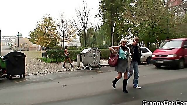 Skinny mature slut in stockings gets fucked DGS by young guy