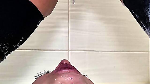 Busty matures Nicole Dupapillon and Wanilianna enjoy bubblebath and lesbian squirt