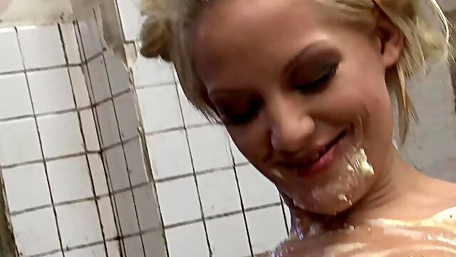 Brunette hottie loves smearing food all over a busty blonde babe