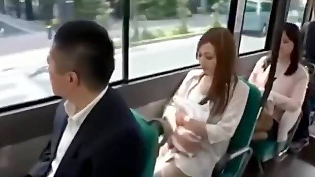 Stupro di una tettona culona giapponese sul bus