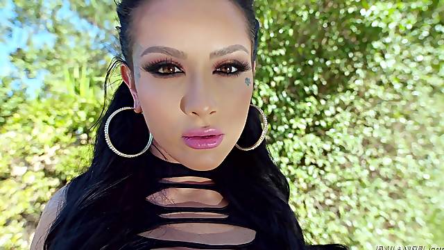 Katarina Jade knows how to satisfy more friends at the same time