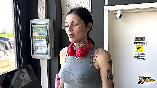 Soaked vagina licking to a nineteen-year-old stranger met at the gym(Italian Dialogues)