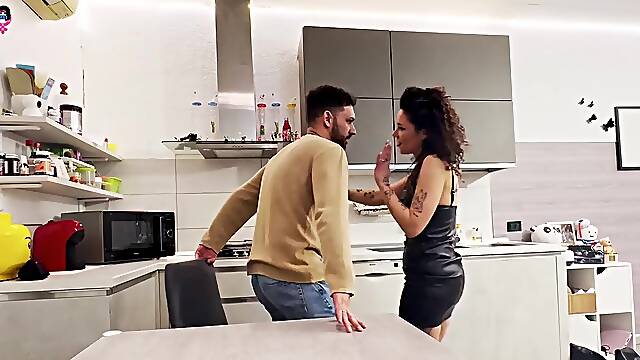 VUOI IL CULO?ALLARGALO CON LE DITA CHE NON LO DO MAI ITALIANA ANALE DOPO DISCOTECA CON SCONOSCIUTO