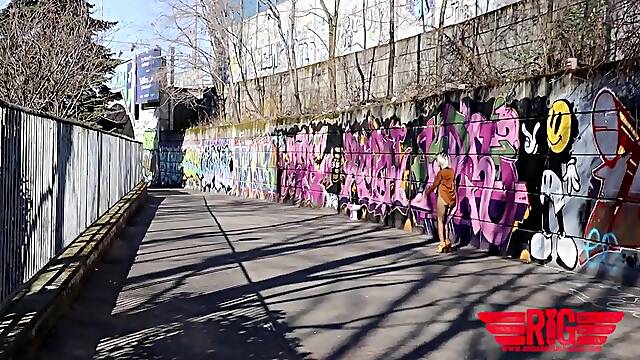 Stridere - Rosario Gallardo passeggia nuda in strada a Milano