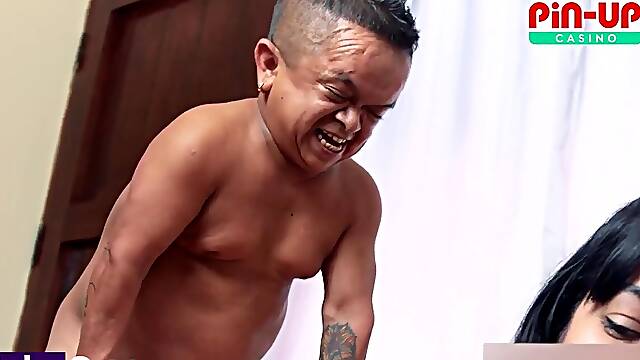 Jorgito the Ecuadorian midget guayaco gets his ramrod sucked by a super breasty Venezuelan mother id like to fuck -Pinup