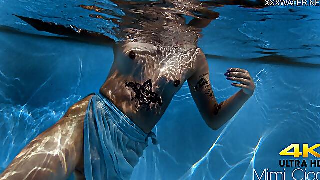 Finnish blonde tattooed pornstar Mimi underwater