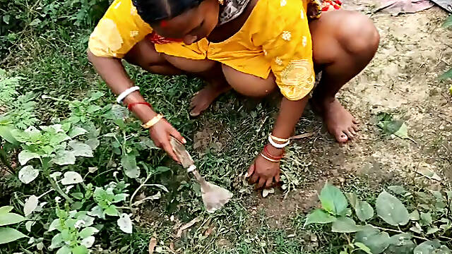 Indian hot wife ki Jungle Safai karte waqt chudai ki