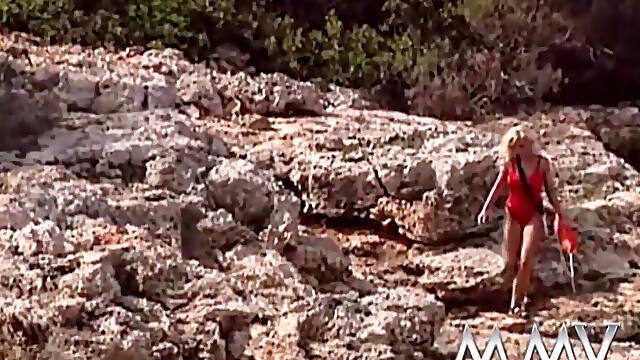 Lustful blonde Kelly Trump masturbates on rocks