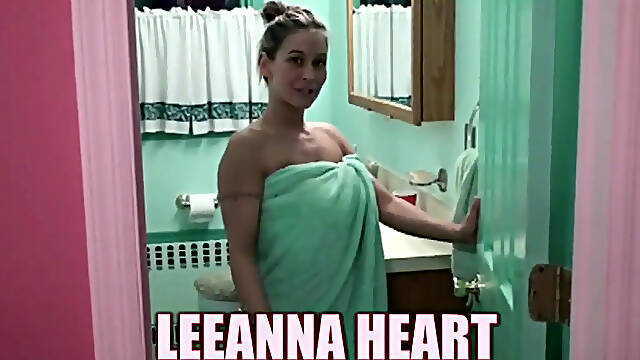 Busty MILF Leeannas sexy bubble bath