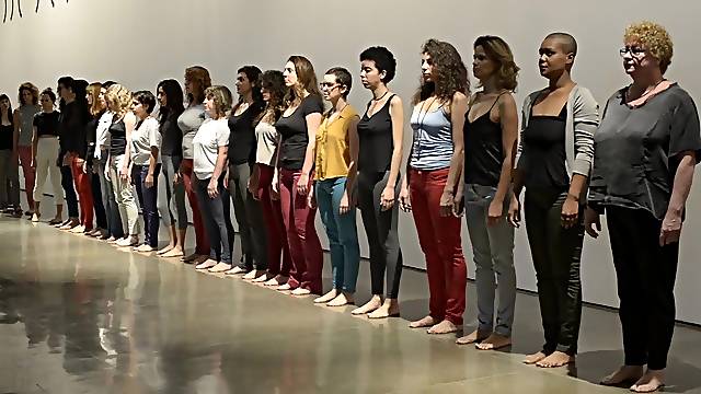 立ち放尿, 人混み, 群衆