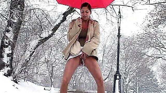 Morenas Solas, Niñas En Falda, Niñas Meandose