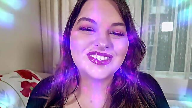 Trippy Kisses - You're Weak & Obsessed with Sydney Screams' Mesmerizing Glossy Lipstick Kisses