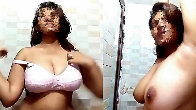 Desi Girlfriend Showing Big Bouncy Tits & Armpit